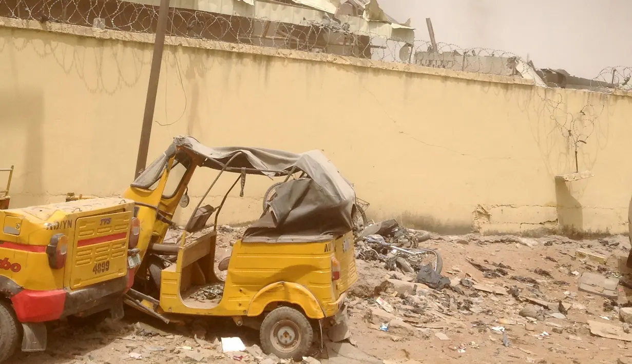  Suasana menunjukkan kerusakan akibat ledakan di kantor polisi di kota Yola , Nigeria 25 Februari 2016. Daerah Afrika ini mengalami berbagai serangan yang diduga terkait gerakan bernama  Boko Haram. (REUTERS / Stringer)