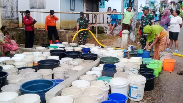 Pengiriman bantuan air bersih. (Foto: Liputan6.com/BPBD BMS/Muhamad Ridlo).