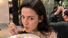 Unggah foto candid ketika sedang makan dengan eskpresi kaget, Susan Sameh tetap cantik dan tidak terlihat jelek. Foto candid dengan beragam ekspresi tersebut seakan memperlihatkan pesona lain dari mantan kekasih Fero Walandouw ini. Selain parasnya yang curi perhatian, porsi makan Susan Sameh yang sedikit rupanya juga tak lepas dari perhatian warganet dan bikin salah fokus. (Liputan6.com/IG/@susansameeh)