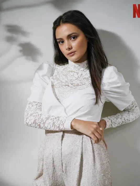 Gaya OOTD Amanda Rawles dengan busana putih saat jalani pemotretan ini berhasil curi perhatian. Artis berdarah Indonesia-Australia ini tampak anggun dengan mengenakan dress berwarna putih yang ada detail brukat di bagian lengan dan lehernya. (Liputan6.com/IG/@amandarawles)