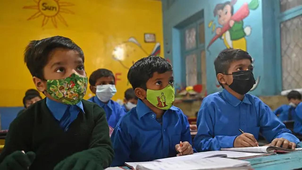 Menembus Selimut Kabut Asap, Pelajar di Pakistan Kembali ke Sekolah