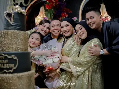 Kebahagiaan Umi Kalsum dan keluarga. (Foto: Instagram/ mom_ayting92_)