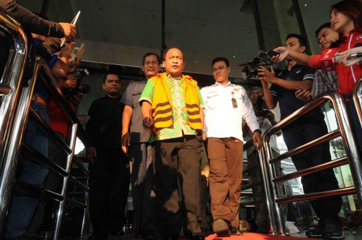 Usai diperiksa, tersangka Rusli Sibua pede keluar KPK pakai kacamata