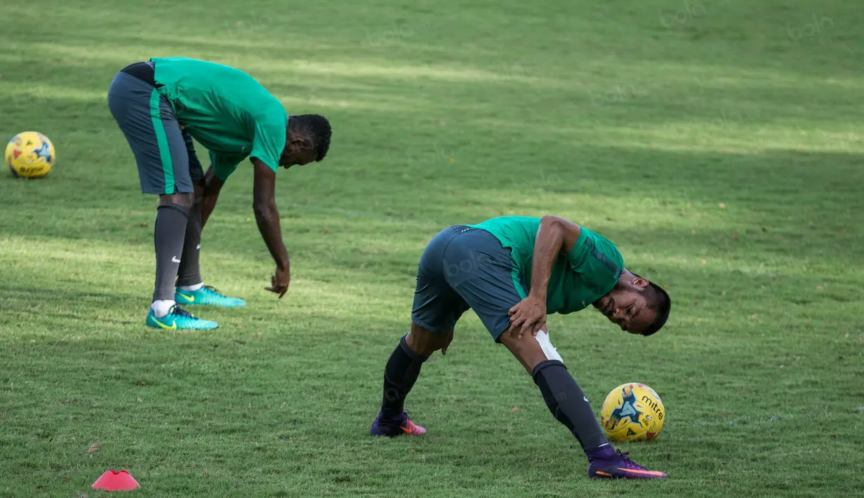 Gelandang Timnas Indonesia, Zulham Zamrun, melakukan pemanasan saat berlatih jelang laga final Piala AFF 2016. (Bola.com/Vitalis Yogi Trisna)