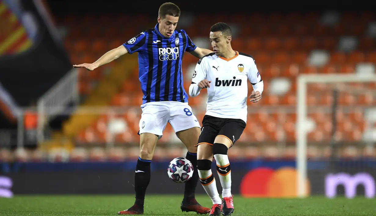 Gelandang Atalanta, Mario Pašalić berebut bola dengan gelandang Valencia, Rodrigo Moreno pada pertandingan leg kedua babak 16 besar Liga Champions di Mestalla, Spanyol (10/3/2020). Atalanta menang 4-3 atas Valencia dan lolos ke perempat final Liga Champions. (UEFA via AP)