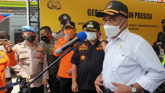 Menko PMK Muhadjir Effendy meminta kalangan media terus mengkampanyekan keutungan jalur mudik lintas pantai selat Jawa, khususnya jalur via Garut di wilayah pesisir selatan Jawa Barat. (Liputan6.com/Jayadi Supriadin)