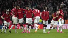 Sejumlah pemain Manchester United melakukan selebrasi setelah memenangkan babak adu penalti pada laga semifinal Piala FA 2022/2023 melawan Brighton di Stadion Wembley, London, Minggu (23/04/2023). MU menang dengan skor 7-6. (AP Photo/Kirsty Wigglesworth)