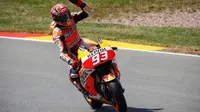 Pebalap Repsol Honda, Marc Marquez, melambaikan tangan ke arah penonton setelah memenangi MotoGP Jerman di Sirkuit Sachsenring pada 2015. (motogp.com)