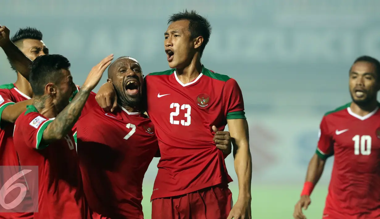 Pemain Timnas Indonesia merayakan gol yang dicetak Hansamu Yama Pranata (23) saat laga final pertama Piala AFF 2016 melawan Thailand di Stadion Pakansari, Bogor, Rabu (14/12). Indonesia unggul 2-1 atas Thailand. (Liputan6.com/Helmi Fithriansyah)