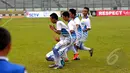 Pemain tengah Persib U-16, Dimas F melakukan selebrasi usai mencetak gol di laga uji coba melawan Persib U-16 di Stadion Siliwangi, Bandung, Jumat (27/2/2015). Timnas U16 Indonesia menang 4-2 atas Persib U16. (Liputan6.com/Andrian M Tunay)