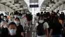 Orang-orang bepergian di kereta bawah tanah selama jam sibuk di Beijing pada Rabu (4/8/2021). China mendeteksi infeksi corona tertinggi dalam 6 bulan belakangan setelah menggelar tes Covid-19 massal pada Rabu (4/8). (Noel Celis / AFP)