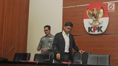 Wakil ketua KPK,  Laode M Syarif (kanan) dan juri bicara KPK, Febri Diansyah jelang konferensi pers di Gedung KPK, Jakarta, Kamis (15/02). KPK menangkap Bupati Lampung Tengah Mustafa. (Liputan6.com/Herman Zakharia)