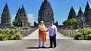Presiden Prabowo Subianto berjabat tangan dengan  Perdana Menteri India Narendra Modi saat kunjungan mereka di Candi Prambanan, Yogyakarta, Indonesia, Rabu, 8 Juli 2026. (AP/ Sekretariat Presiden Indonesia/ Rusman)