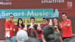 Deputy CEO Smartfren Djoko Tata Ibrahim didampingi Chief of Brand Smartfren Roberto Saputra saat secara simbolis meluncurkan aplikasi SmartMusic di Sarinah, Jakarta, Minggu (10/2). (Merdeka.com/Iqbal S. Nugroho)
