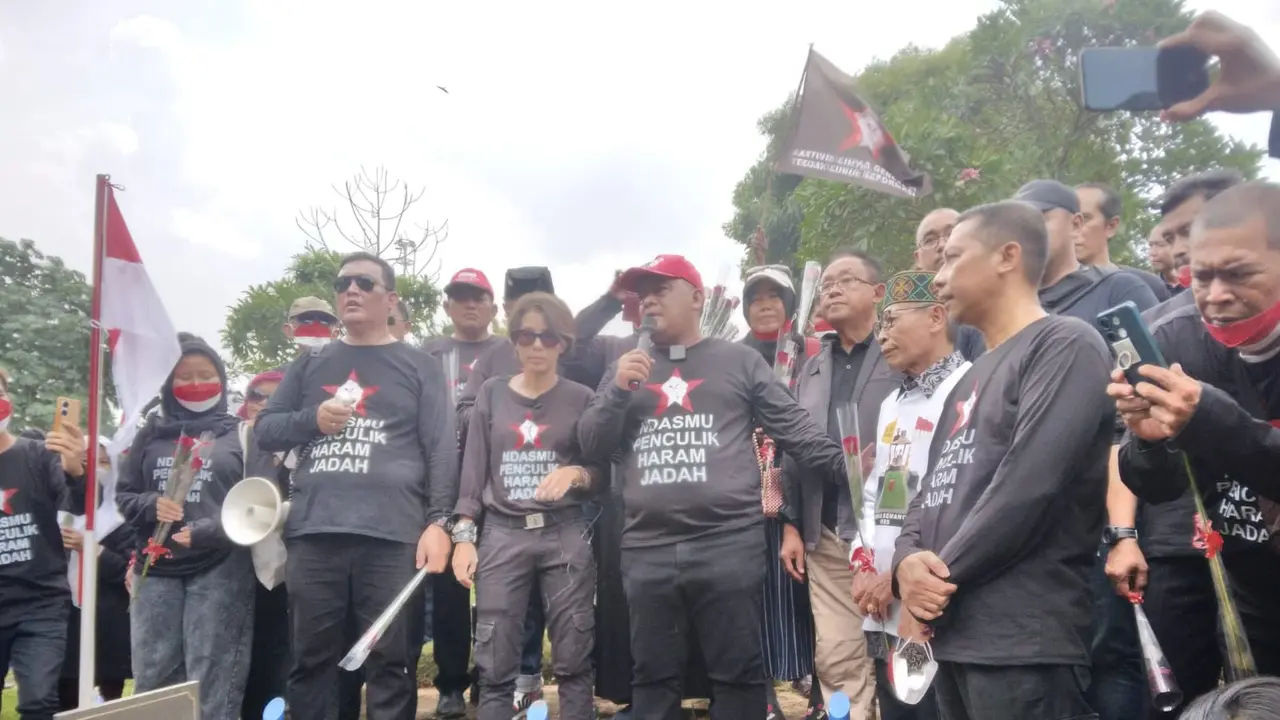 Ribuan Aktivis Lintas Generasi Tegak Lurus Reformasi melakukan ziarah ke makam empat mahasiswa korban Tragedi Trisakti dihadiri Ketua Umum Barisan Rakyat Indonesia Kawal Demokrasi (Barikade) 98 Benny Rhamdani.