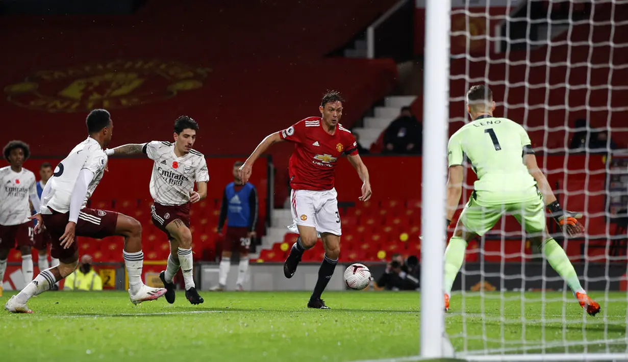 Pemain Manchester United Nemanja Matic (kanan kedua) melewatkan kesempatan mencetak gol di depan kiper Arsenal Bernd Leno pada pertandingan Liga Premier Inggris di Stadion Old Trafford, Manchester, Inggris, Minggu (1/11/2020). Arsenal menang 2-0. (Phil Noble/Pool via AP)