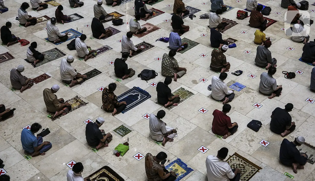 Umat muslim melaksanakan salat tarawih di Masjid Istiqlal, Jakarta, Senin (12/4/2021). Pemerintah menetapkan awal puasa atau 1 Ramadan 1442 H jatuh pada 13 April 2021 berdasarkan keputusan bulat dari berbagai ormas Islam hingga ahli astronomi dalam Sidang Isbat. (Liputan6.com/Johan Tallo)