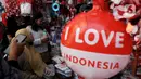Warga memilih ragam jenis aksesoris HUT ke-78 RI di Pasar Jatinegara, Jakarta, Selasa (1/8/2023). (merdeka.com/Imam Buhori)