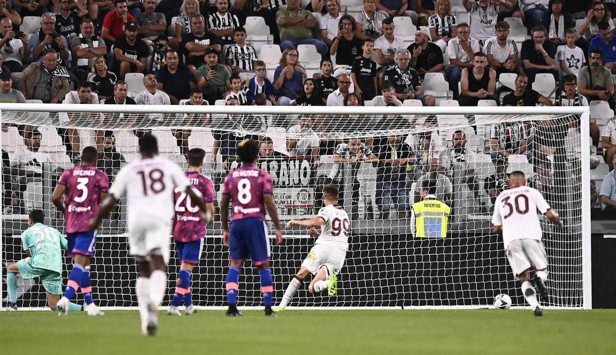 Salernitana behasil menggandakan skor menjadi 2-0 di masa injury time babak pertama. Gol dicetak melalui eksekusi penalti Krzysztof Piatek usai Gleison Bremer dinyatakan handball di dalam kotak penalti. (LaPresse via AP/Fabio Ferrari)