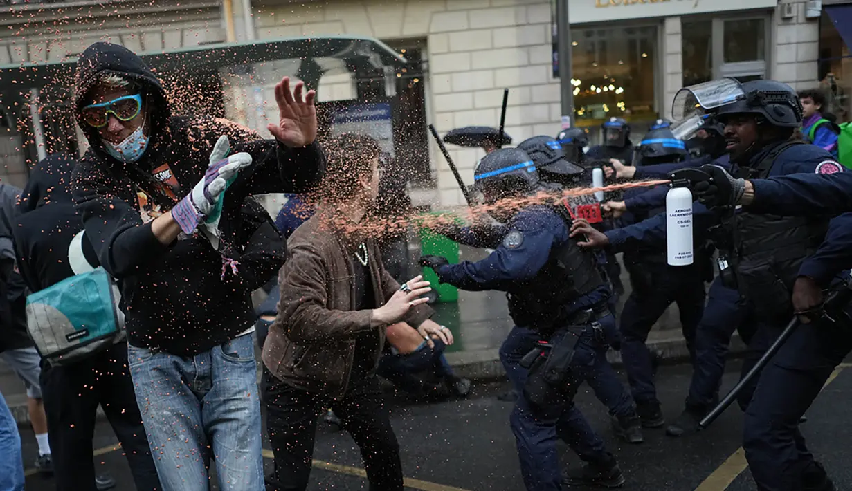 Polisi menyemprotkan cairan merica ke arah para pelajar di sekitar Universitas Sciences Po saat mereka menggelar aksi protes terkait kondisi sekolah yang dinilai kekurangan sumber daya, di Paris, Prancis, Rabu (7/10/2026). Aksi tersebut berlangsung di tengah tuntutan pelajar terhadap kondisi pendidikan dan ketersediaan sumber daya di sekolah. Polisi dikerahkan untuk mengamankan area sekitar kampus saat demonstrasi berlangsung. Sejumlah pelajar tampak berhadapan dengan petugas dalam aksi tersebut. Demonstrasi menjadi bagian dari penyampaian aspirasi terkait persoalan pendidikan di Prancis. (AP Photo/Thibault Camus)
