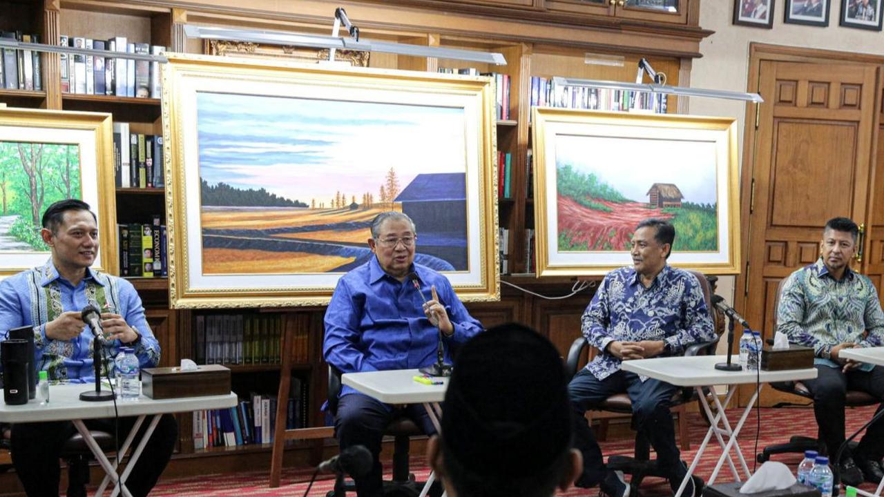 Sehari setelahnya, SBY mengumpulkan elite-elite Demokrat di Bandung, Jawa Barat. Dalam pertemuan itu, SBY menyampaikan ada tawaran jatah menteri dari Jokowi.