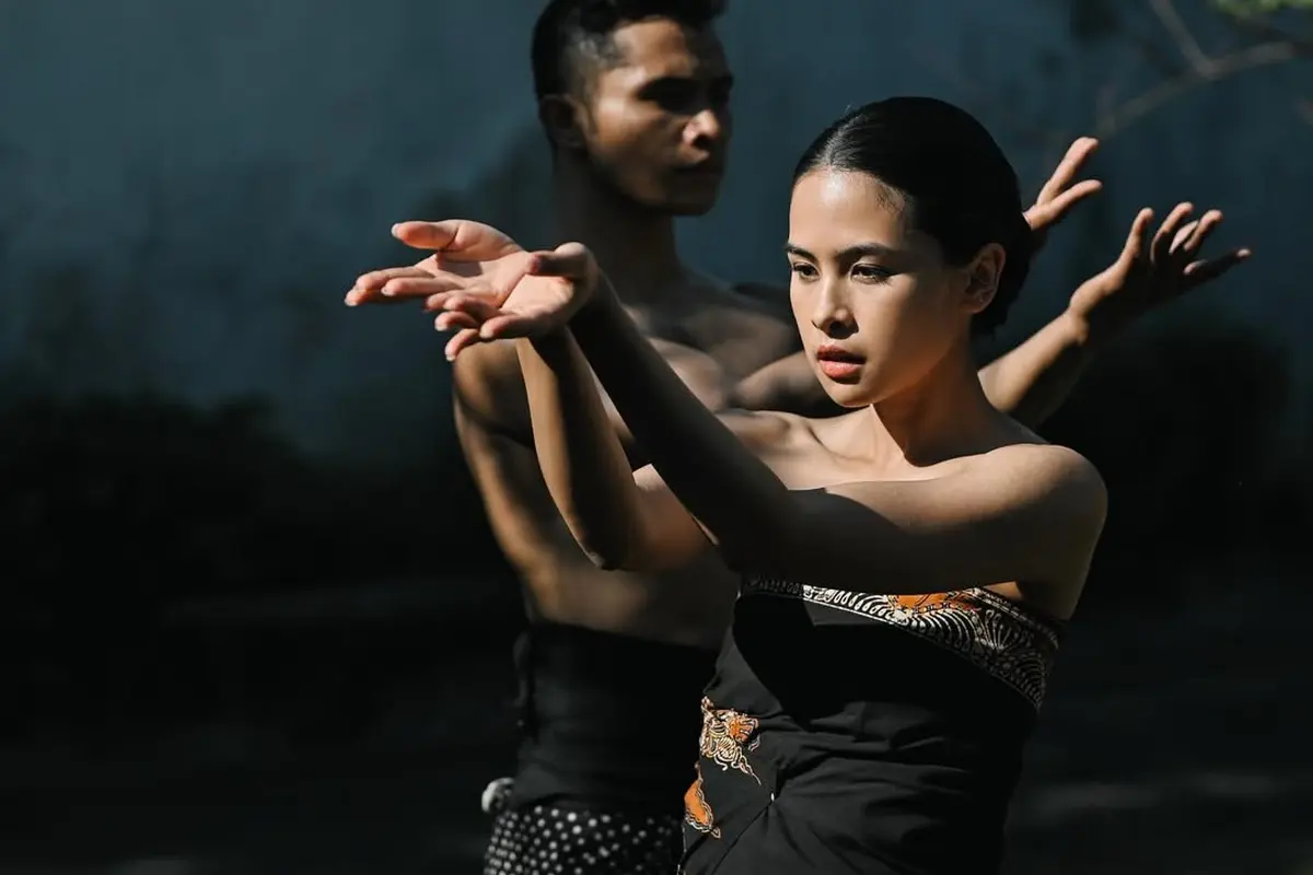 Pesona Ayu Maudy Ayunda Luwes Menari dalam Balutan Kemben Batik