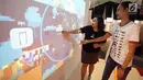 VP Sales & Marketing GO-FOOD Festival, Cassandra Aprilanda mencoba aplikasi The Foodie Lab yang baru pertama kalinya dihadirkan oleh GO-FOOD dalam gelaran Jakarta Culinary Festival 2018 di Senayan City, Jakarta, Kamis (1/11). (Liputan6.com/HO/Adi)
