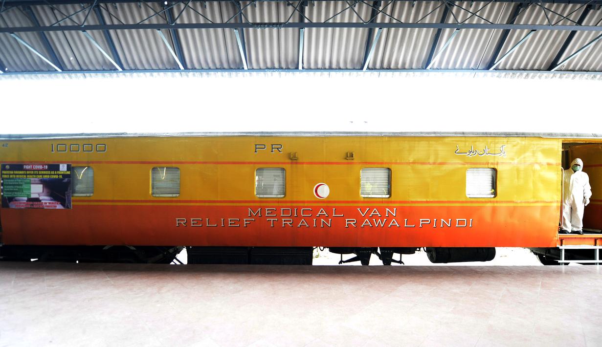 Seorang staf medis yang mengenakan pakaian pelindung berdiri di pintu masuk kompartemen kereta api yang diubah menjadi bangsal karantina untuk virus Corona COVID-19  di stasiun kereta api di Rawalpindi, Provinsi Punjab, Pakistan timur, pada 30 Maret 2020. (Xinhua/Ahmad Kamal)
