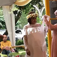 Pesinetron Andi Soraya baru saja menggelar baby shower untuk anak ketiganya. Beberapa potret kebahagiaan dibagikan Aya dalam akun instagramnya. (Instagram/andisorayabeatrix)