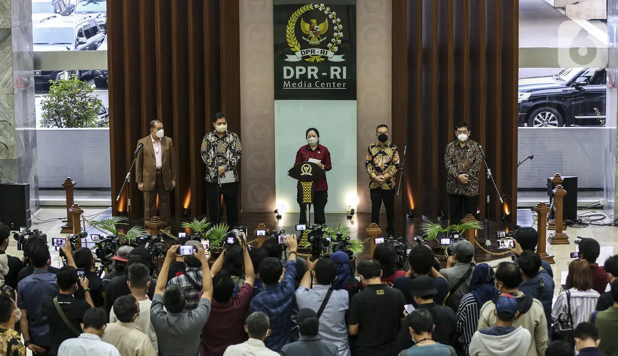 Ketua DPR RI Puan Maharani (tengah) menyampaikan keterangan pers terkait pergantian Wakil Ketua DPR Azis Syamsuddin di Media Center DPR, Jakarta, Rabu (29/9/2021). Partai Golkar memilih Lodewijk F. Paulus untuk menjadi Wakil Pimpinan DPR RI menggantikan Azis Syamsuddin. (Liputan6.com/Johan Tallo)