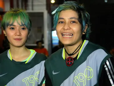 The Virgin ikut berlatih futsal bersama para selebriti lainnya di kawasan Jakarta Selatan, Sabtu (4/7/2015). Mantan pemain timnas, Rocky Putiray menjadi pelatih mereka dalam kegiatan tersebut. (Liputan6.com/Faisal R Syam)