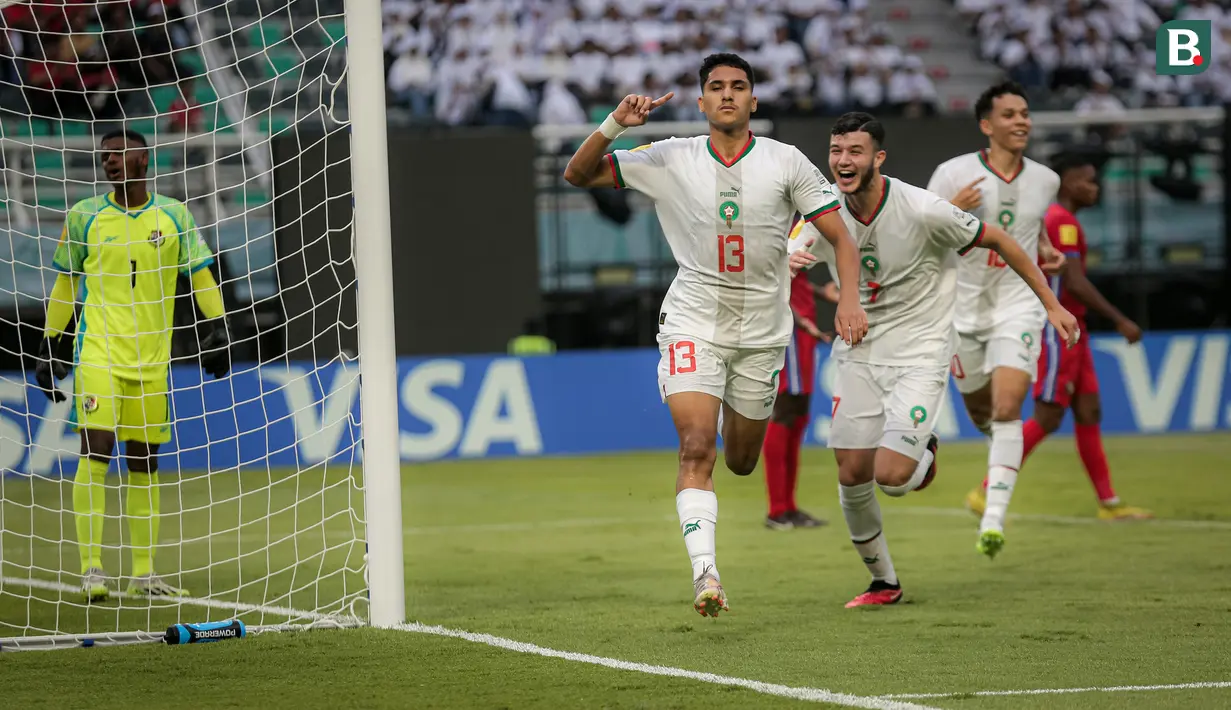Bek Timnas Maroko U-17, Saifdine Chlaghmo mencetak gol ke gawang Panama U-17 di Grup A Piala Dunia U-17 2023 Indonesia hari Jumat (10/11/2023). Ini merupakan gol perdana pada ajang Piala Dunia U-17 2023. (Bagaskara Lazuardi/Bola.com)