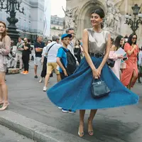 Simak inspirasi fashion dengan warna metalik yang stylish. (Foto: Instagram/@Vogue)