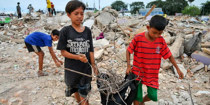 20160412-Pemburu Besi Tua Beraksi di Reruntuhan Pasar Ikan-Jakarta