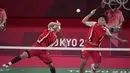 Ganda putri Indonesia, Greysia Polii / Apriyani Rahayu saat melawan Lee So-hee / Shin Seung-chan dari Korsel pada semifinal bulu tangkis Olimpiade Tokyo 2020, Jepang (31/7/2021). Greysia / Apri mencetak sejarah sebagai ganda putri Indonesia pertama yang ke final Olimpiade. (AP Photo/Dita Alangkara)