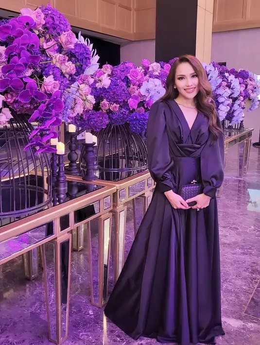 Anggunnya penampilan Ayu Ting Ting dibalut gaun hitam panjang. Gaun ini memiliki detail lengan balon yang panjang dan garis leher yang dalam. [Foto: Instagram/ayutingting92]