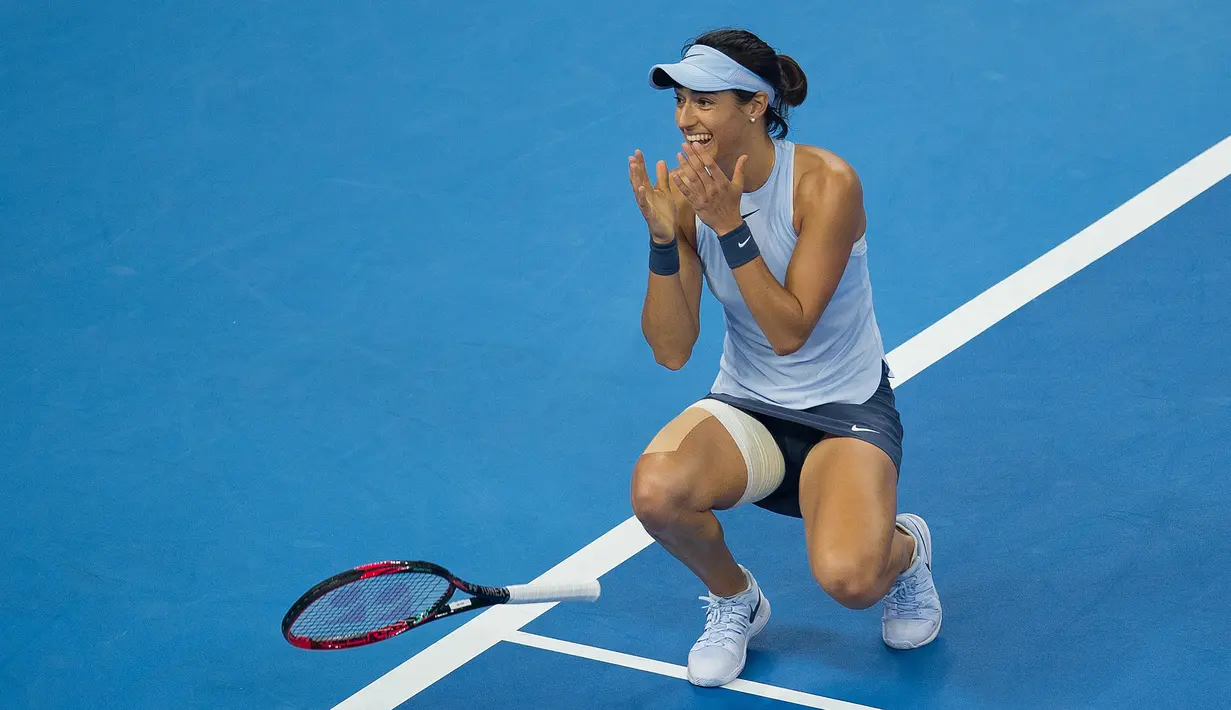 Petenis Prancis, Caroline Garcia terlihat terkejut setelah mengalahkan petenis nomor satu dunia Simona Halep pada final China Terbuka, Beijing, Minggu (8/10). Petenis Prancis yang tak diunggulkan itu mengalahkan Halep 6-4, 7-6. (NICOLAS ASFOURI/AFP)
