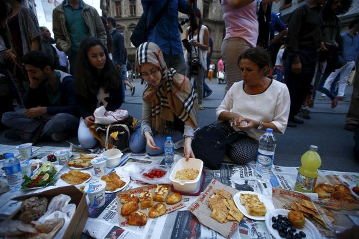 Nikmatnya momen buka puasa bersama di jalanan Istanbul