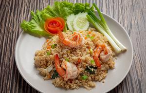 ilustrasi nasi goreng kecombrang dengan topping udang/copyright freepik.com/jcomp