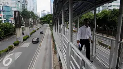 Sejumlah kendaraan melintas di Jalan HR. Rasuna Said, Jakarta, Senin (11/7). Meski libur Idul Fitri telah usai namun beberapa ruas jalan di Jakarta masih lengang. (Liputan6.com/Helmi Afandi)