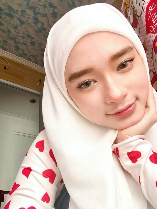 Punya mata indah dan senyuman manis, wanita kelahiran 19 Februari 1993 ini dipuji seperti bidadari oleh netizen. Pernah tergabung dalam sebuah girl grup tahun 2003 lalu, tak heran jika Inara punya paras yang memesona. Setelah menikah dengan Virgoun, Inara mantap untuk berhijrah dan berhijab. Diketahui Inara Rusli akhirnya memutuskan untuk mengenakan cadar pada Ramadhan tahun 2018. (Liputan6.com/IG/@mommy_starla)