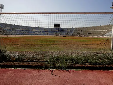 Pemandangan kerusakan Stadion Camille Chamoun Sports City, yang menjadi tuan rumah Pan-Arab Games 1997, Piala AFC 2000, dan Jeux de la Francophonie 2009, di Beirut, pada 8 Oktober 2021. Stadion itu kini menjadi arena yang terbengkalai saat Lebanon berjuang melawan krisis keuangan. (ANWAR AMRO/AFP)