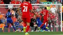 Striker Liverpool, Roberto Firmino, saat mencetak gol pertama ke gawang Leicester City dalam laga Premier League di Stadion Anfield, Sabtu (10/9/2016). (Reuters/Darren Staples)
