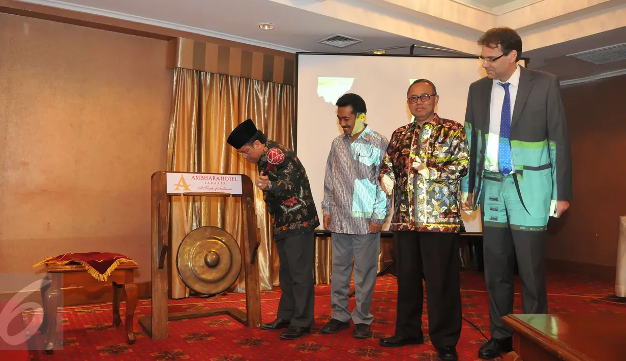 Dirjen Pendidikan Islam Kementerian Agama RI, Kamarudin Amin memukul gong saat peresmian Pesantren For Peace (PFP), Jakarta, Selasa (30/6/2015). Diharapkan PFP bisa meningkatkan kontribusi Islam yang moderat di Indonesia. (Liputan6.com/Herman Zakharia)