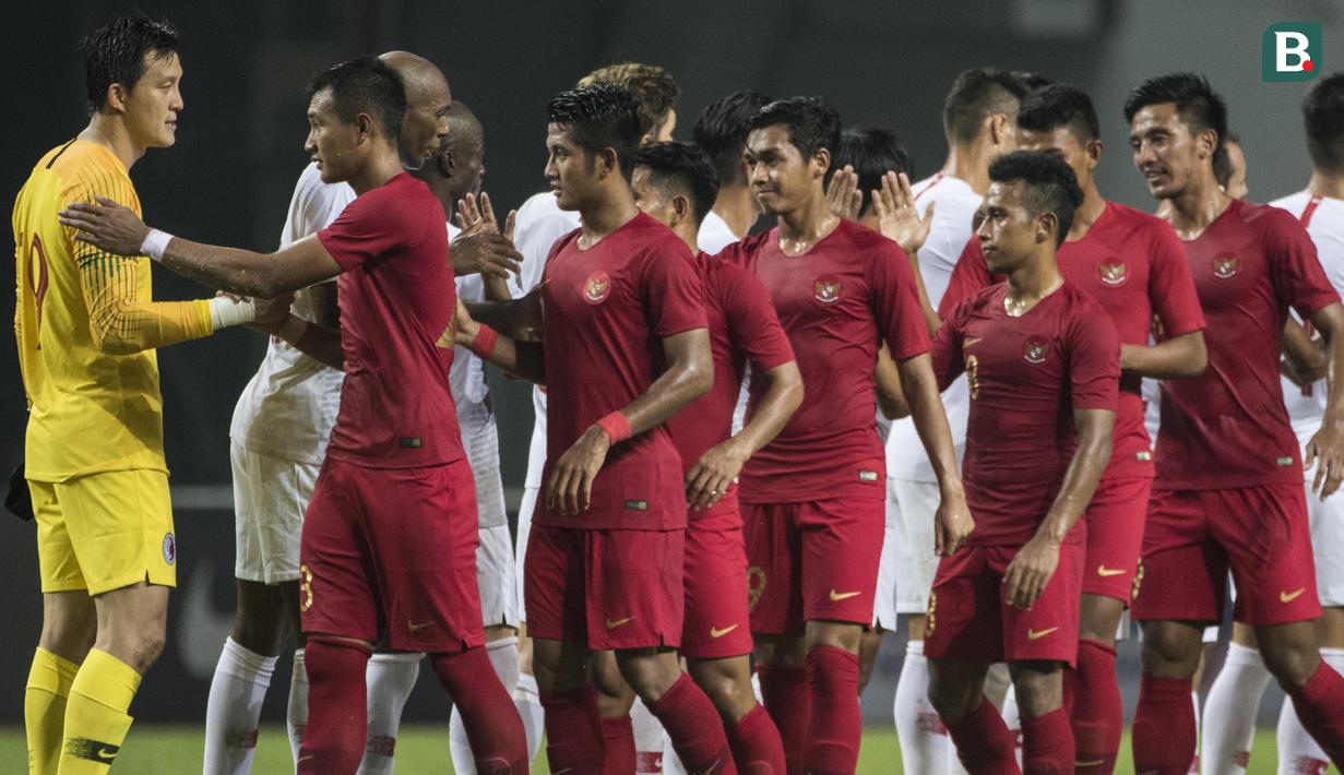 Para pemain Timnas Indonesia bersalaman dengan pemain Hongkong pada laga persahabatan di Stadion Wibawa Mukti, Jakarta, Selasa (16/10). Kedua negara bermain imbang 1-1. (Bola.com/Vitalis Yogi Trisna)