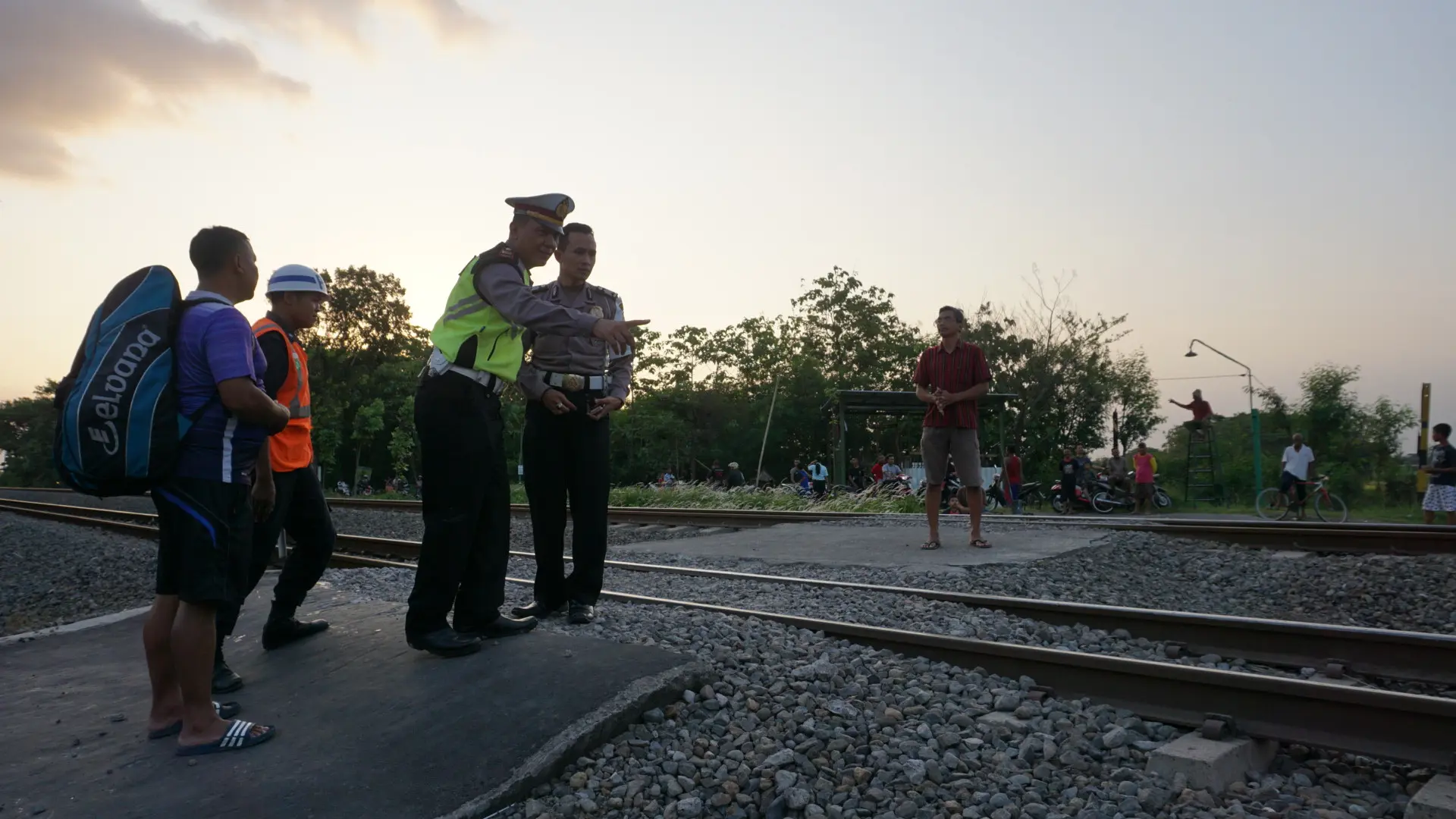 Polisi mengecek lokasi tabrakan antara KA Pasundan dengan mobil yang dikemudikan Kanit Dikyasa Satlantas Polres Sukoharjo di perlintasan tak berpalang pintu di Purbayan.(Liputan6.com/Fajar Abrori)