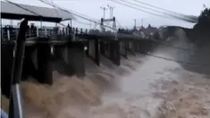 Debit air di Bendung Katulampa meningkat, hingga luapan air di beberapa sungai besar di Pulau Jawa mengakibatkan banjir. 