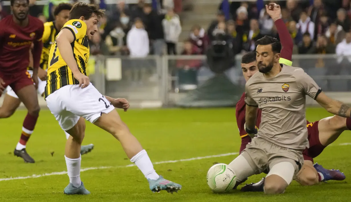 Penjaga gawang AS Roma, Rui Patricio berusaha menyelamatkan bola dari tembakan pemain Vitesse, Toni Domgjoni pada pertandingan leg pertama babak 16 Liga Europa di stadion Gelredome di Arnhem, Belanda, Jumat (11/3/2022). Roma menang tipis atas Vitesse 1-0. (AP Photo/Peter Dejong)