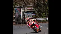 Marc Marquez menggunakan apparel lengkap dan terlihat melewati jalan raya di pegunungan Hakone, Kanagawa, Jepang. (Instagram @marcmarquez93)