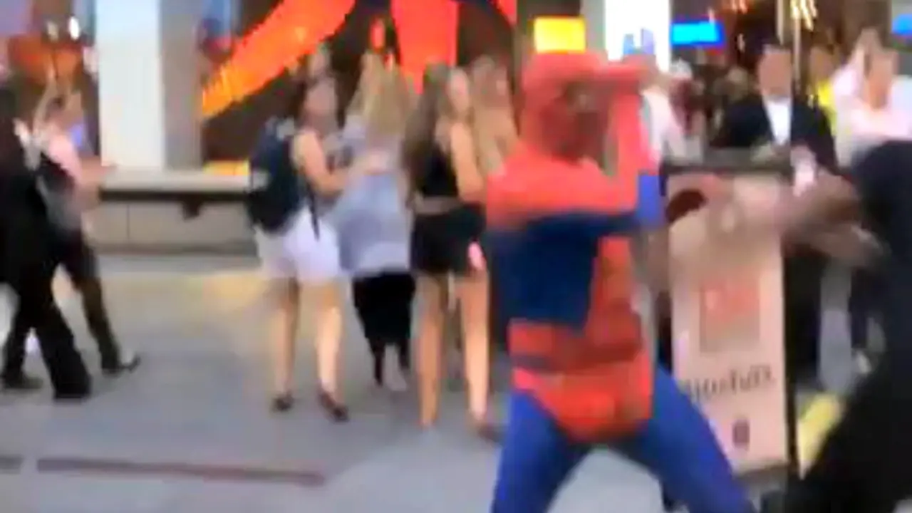 'Spider Man' Meringkus Pria Berkata Kasar di Tempat Umum